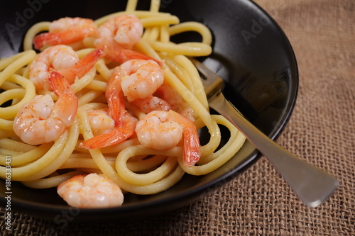 Wallpaper Mural Primo piano di un piatto con pasta ai gamberetti  Torontodigital.ca