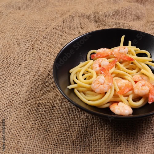 Wallpaper Mural Video quadrato, piatto di pasta con i gamberetti Torontodigital.ca