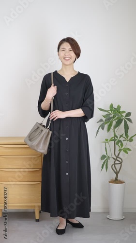 女性の秋冬ファッションコーディネート全身（縦向き）
