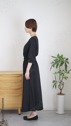 女性の秋冬ファッションコーディネート全身（縦向き）
