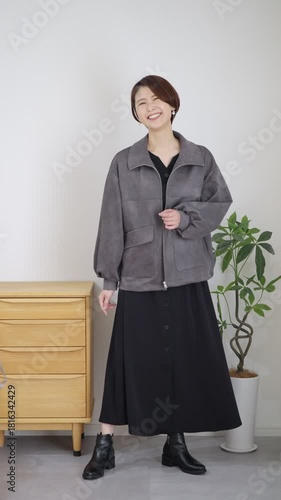 女性の秋冬ファッションコーディネート全身（縦向き）
