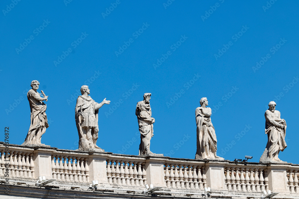 Obraz premium St. Peter’s Basilica. Colossal saints watch the piazza, sculpted robes and beards echo classical forms on Vatican architecture.