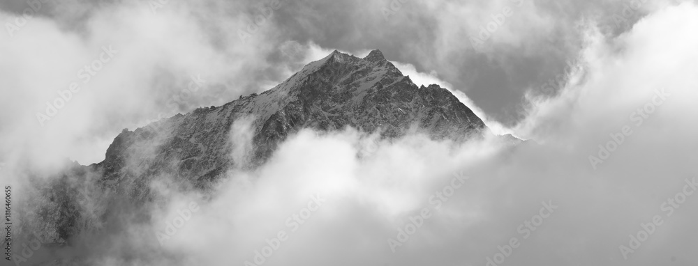 Naklejka premium Montagne enneigée 