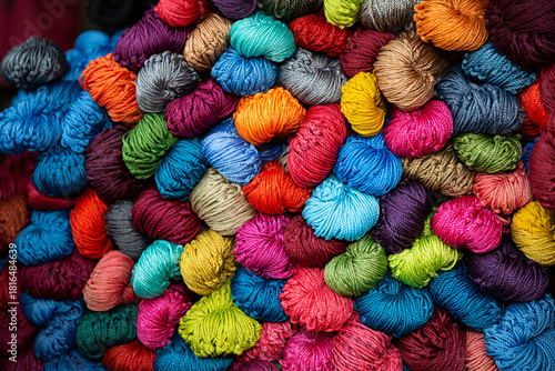 Hamacas colgantes de colores.