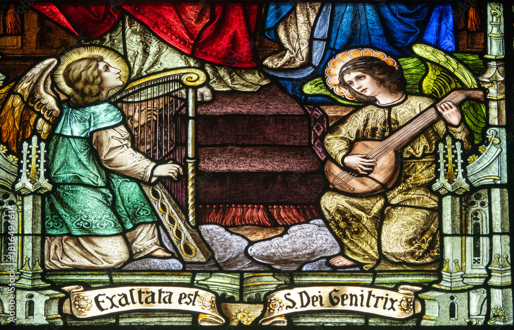 Obraz premium Stained glass (19th century) of a group of musician angels playing music.