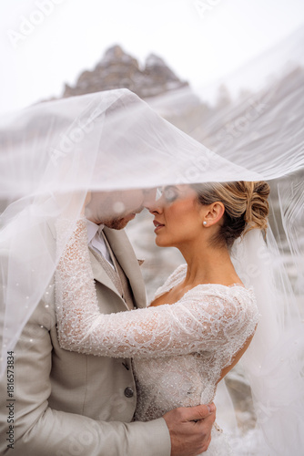 Hochzeitsshooting am Drei Zinnen – Brautpaar, Schleier & Details in den Dolomiten