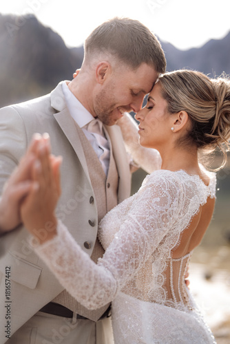 Hochzeitsshooting am Drei Zinnen – Brautpaar, Schleier & Details in den Dolomiten