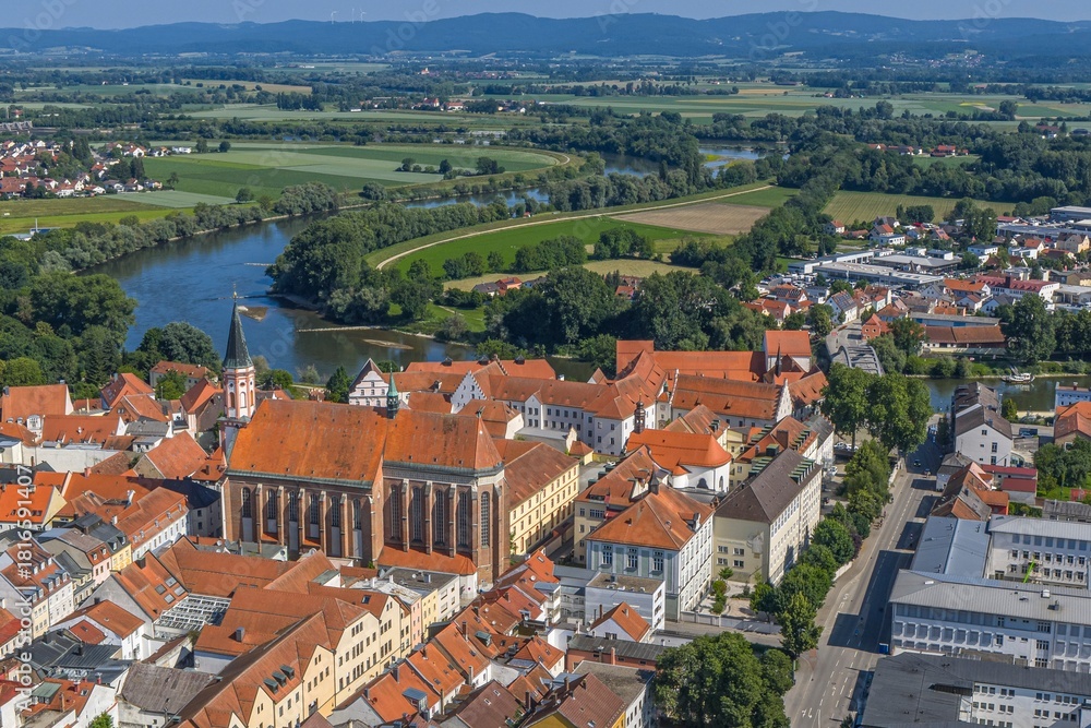 Obraz premium Ausblick auf die Stadt Straubing an der Donau in Niederbayern im Sommer