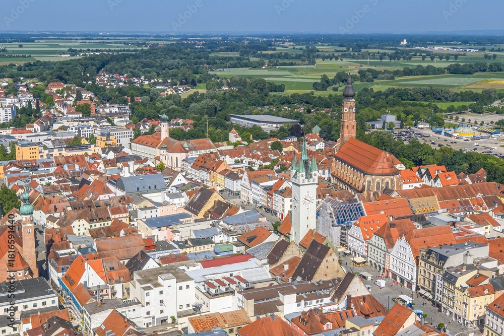 Fototapeta premium Ausblick auf die Stadt Straubing an der Donau in Niederbayern im Sommer