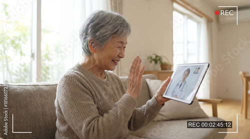 医師とオンライン診療をする70代の日本人女性（遠隔医療・高齢者の安心・見守り・デジタルヘルス）