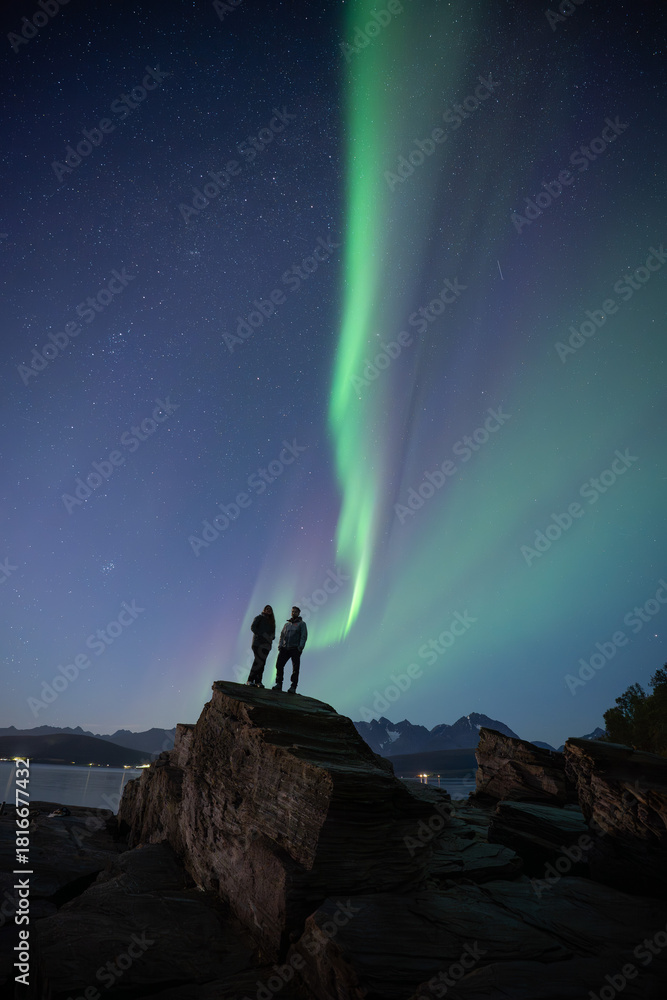 Obraz premium Couple enjoying a night under the Northern Lights in Tromso, Norway