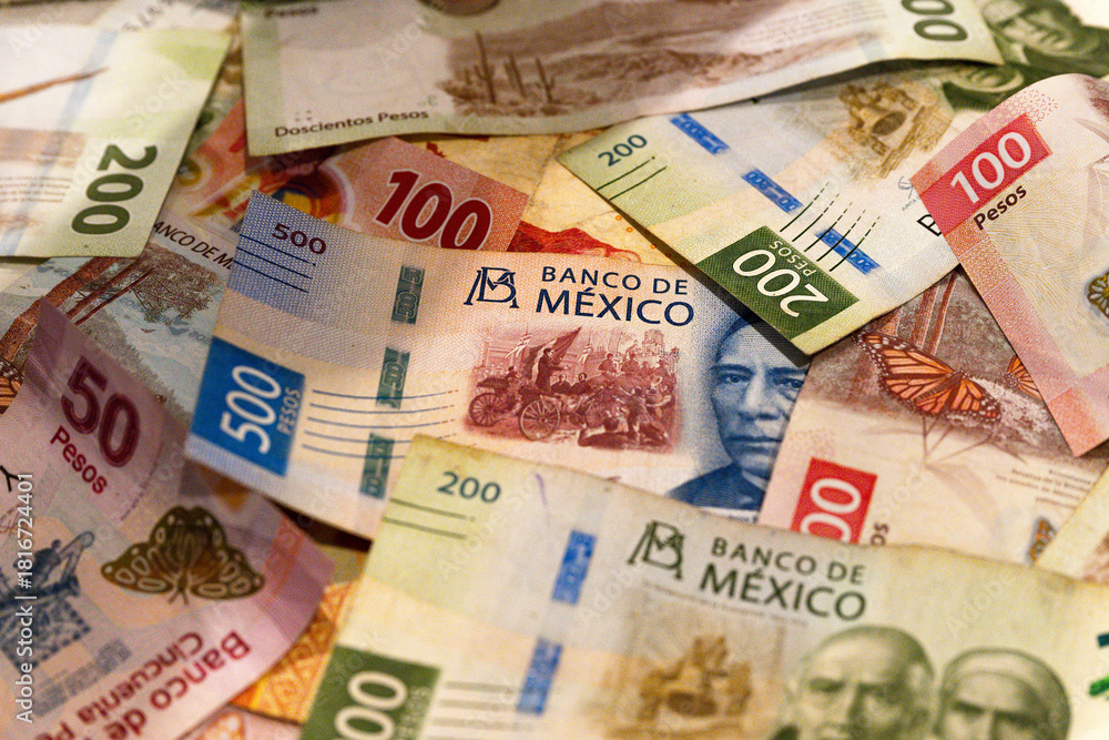 Obraz premium Several Mexican banknotes of various denominations.