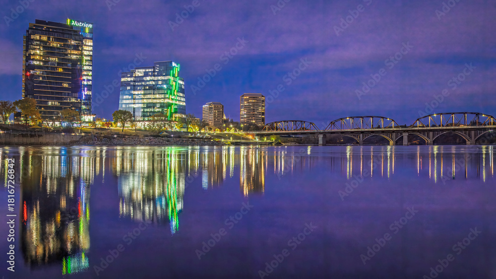 Naklejka premium Saskatoon nightscape with river reflections