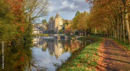 Fotografie chateau sur les bords d'une riviere en automne, la ville et le chateau de jossel