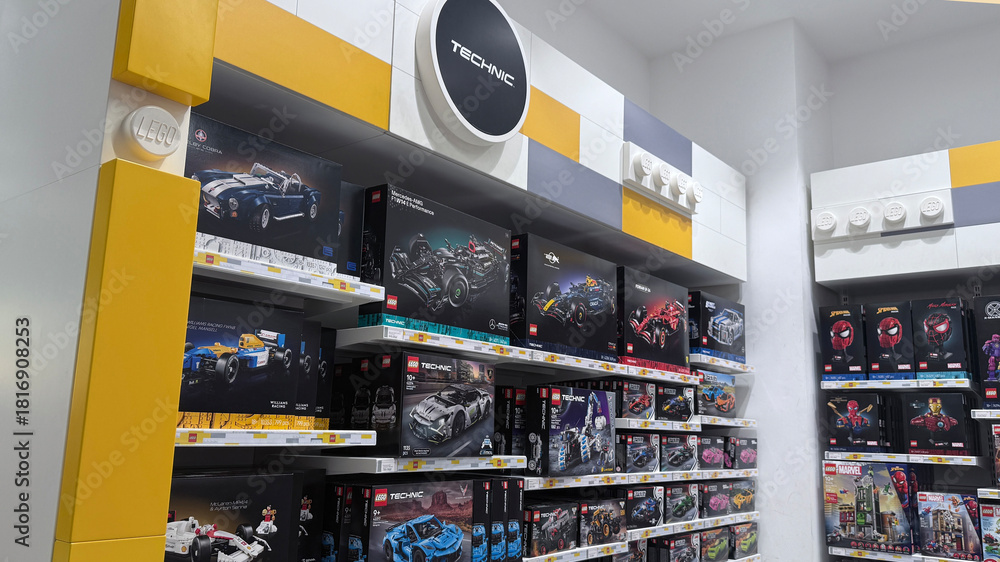 Obraz premium Wroclaw, Poland - October 24, 2025: LEGO Technic building sets displayed on shelves in toy store