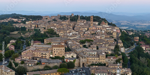 Foto Historic hilltop town of Volterra at dusk - Volterra, Italy