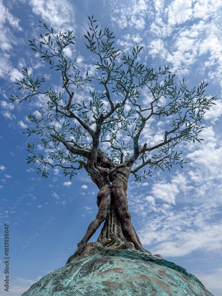 Naklejka premium The Embrace olive tree sculpture - Siena, Italy