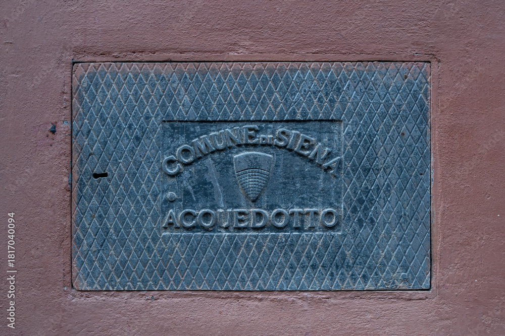 Naklejka premium Acquedotto Cover Plate - Siena, Italy