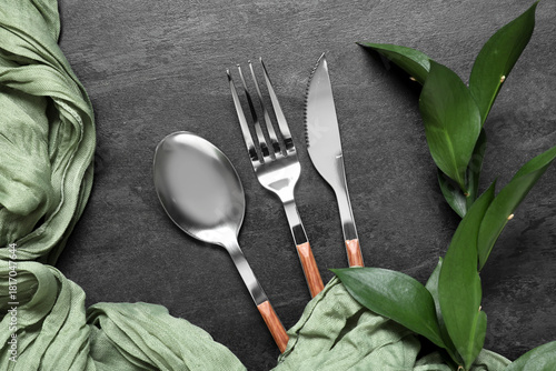 Elegant cutlery set with wo...