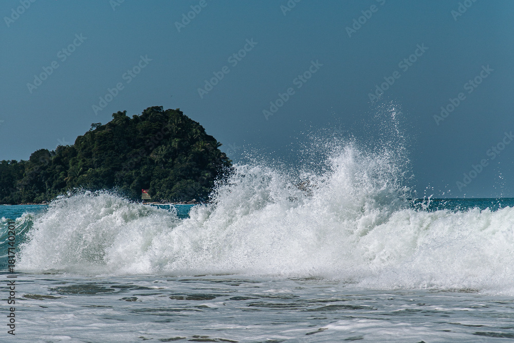 Naklejka premium water splash in the waves