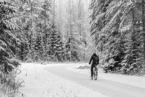Cuadro en lienzo Beautiful winter snowy landscape with a cyclist