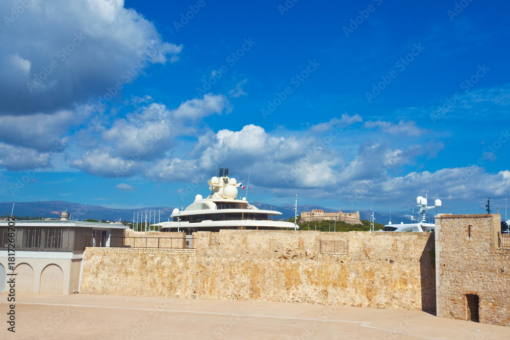 Naklejka premium Fort Antibes, to XVI-wieczny fort w kształcie gwiazdy, składający się z czterech bastionów w kształcie grotów strzał, Antibes, Prowansja, Lazurowe Wybrzeże, Francja