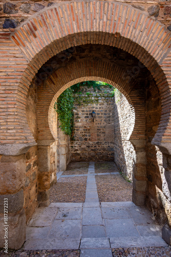 Fototapeta Naklejka Na Ścianę i Meble -  Narrow streets of old town in Toledo, Spain