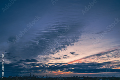 夜明けの空に浮かぶ波状雲