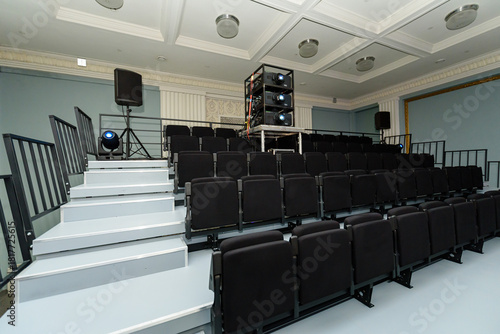 Obraz na płótnie silent conference venue equipped with advanced av systems and structured seating