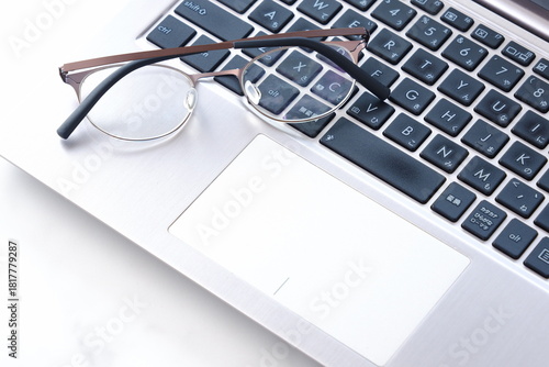 ビジネスシーンのイメージ - ノートパソコンでデスクワークをしている風景
