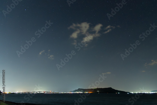 沖縄の平安座島の星の見える夜景と浜比嘉大橋