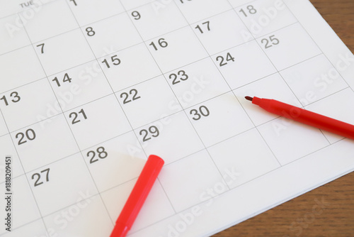 カレンダーと赤ペン