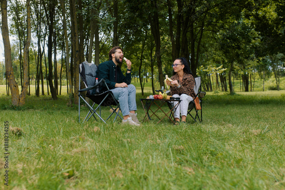 Φωτογραφία Delightful outdoor picnic in a green park with friends enjoying fresh fruits and