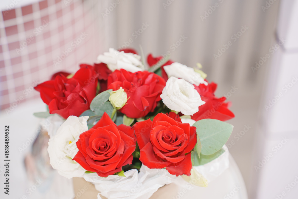 Fototapeta premium Beautiful arrangement of red and white roses in a vase