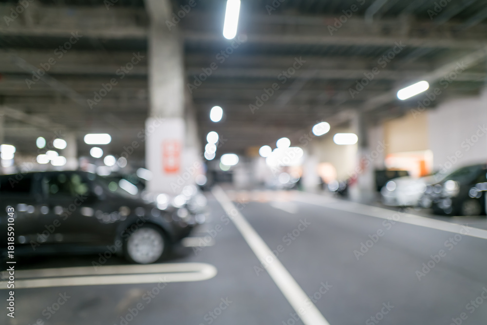 Fototapeta premium 無人の駐車場デフォーカス背景｜企業広告・交通・安全テーマに使える素材