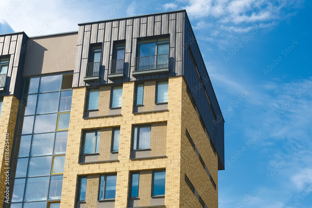 Obraz premium Residential building with distinctive architecture under a clear blue sky in a bustling urban environment