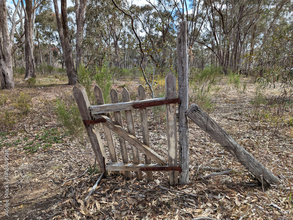 Φωτογραφία A old rickety wooden gate which once provided an entrance to the pioneer cemetery at Dunolly, Victoria, Australia