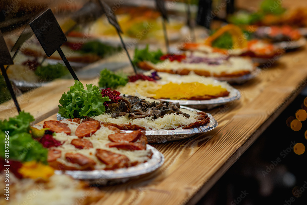 Φωτογραφία Delicious Hungarian langos with various toppings enjoyed at a festive Christmas market, offering authentic street food experience