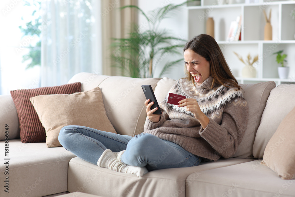Obraz premium Excited woman in winter paying online at home