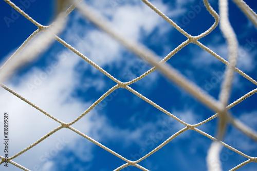 Fussballtornetz, Detail gegen blauen Himmel, im Ellenfeld-Stadion, Neunkirchen, Saar