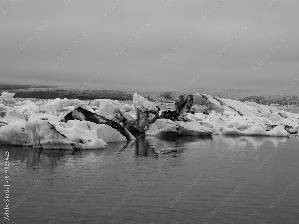 Obraz premium glacial lake and lagoon Jokulsárlón in Iceland