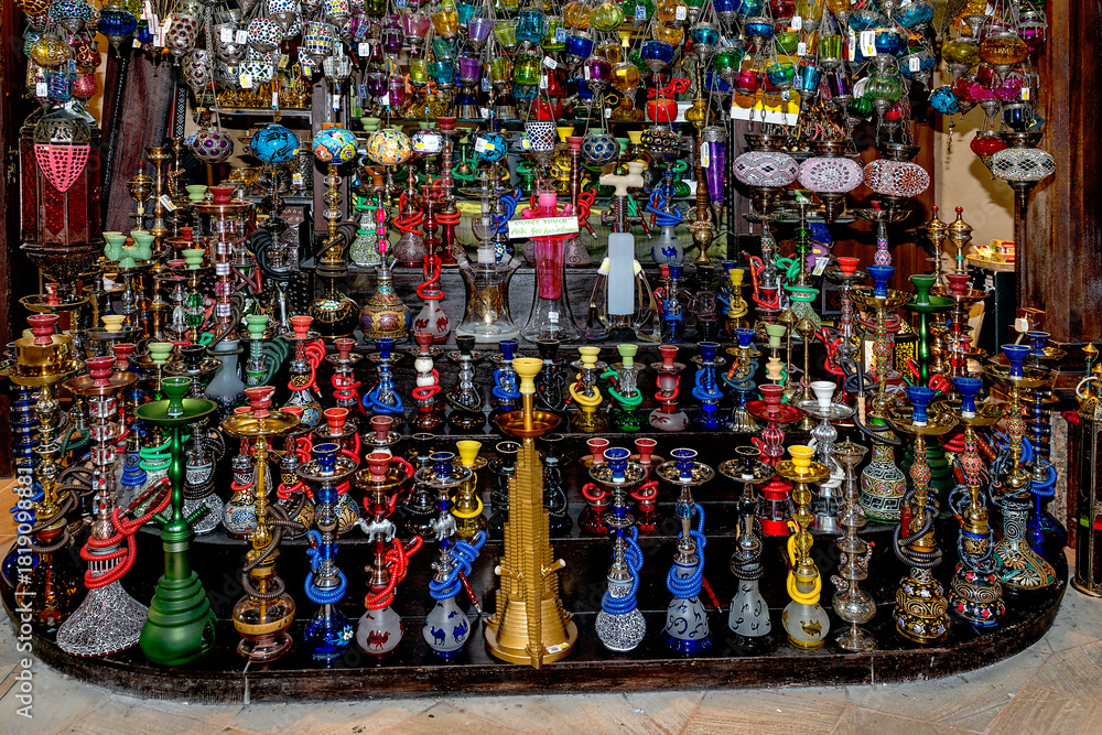 Fototapeta premium Lampen und Wasserpfeifen im Souk von Madinat Jumeirah