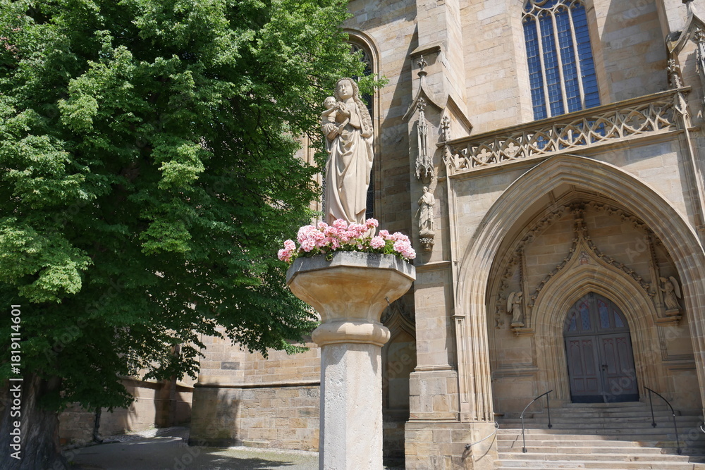 Fototapeta premium Skuptur vor Kirche Domhügel Erfurt