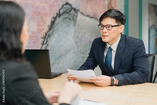 Fotografie Focused executive conducting critical interview or performance r