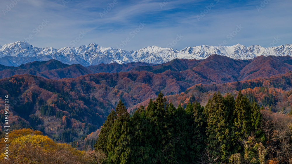 Fototapeta premium 絶景の村 長野県小川村 秋の山岳風景