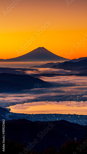 夜明け前の高ボッチ高原　富士山と雲海と夜景　絶景　縦構図