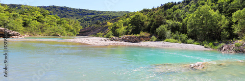Panoramique sur le lit de la rivière la Buëch dans les hautes alpes