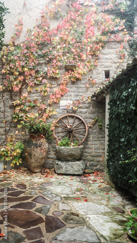 włoskiem miasteczko w górach we mgle