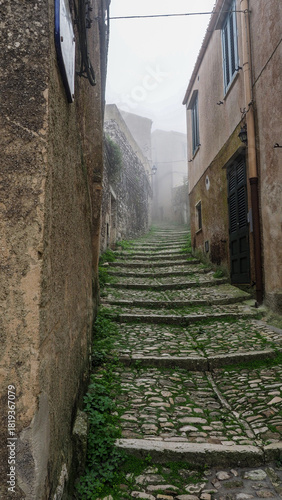 włoskiem miasteczko w górach we mgle
