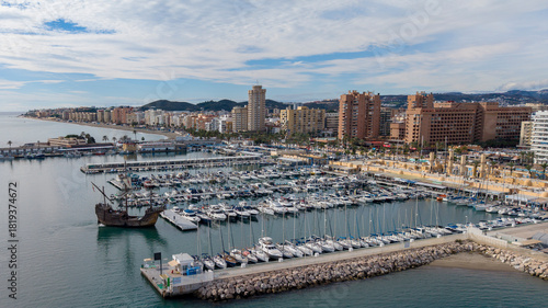 Schilderij op canvas vista aérea del puerto de Fuengirola en un bonito día, Andalucía